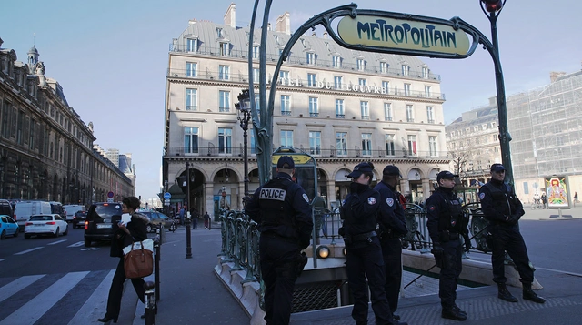 В Париже задержали восемь активистов за расклейку стикеров против Олимпиады
