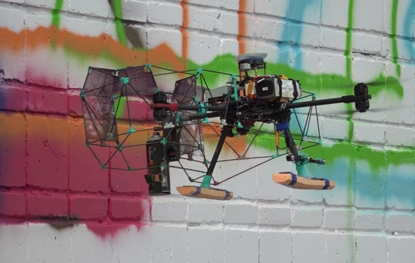 Dünyanın ilk rəssam dronunun əsəri nümayiş olundu