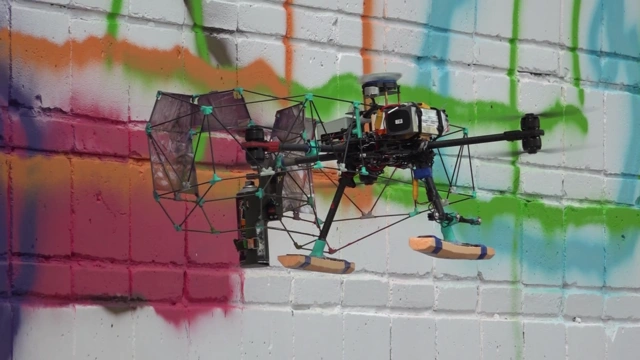 Dünyanın ilk rəssam dronunun əsəri nümayiş olundu