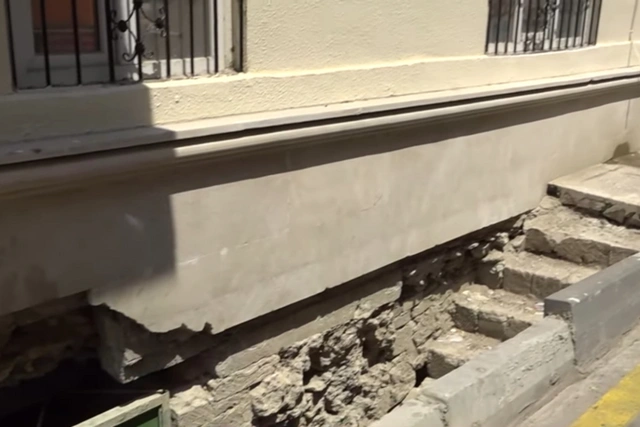 В Баку разрушен очередной тротуар