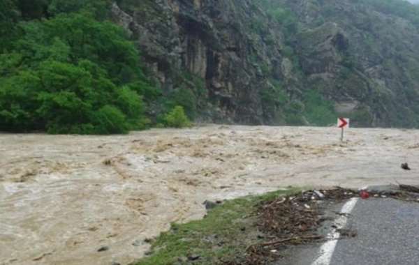 Yağıntılı və küləkli hava ölkəni CƏNGİNƏ ALDI: Bəzi çaylardan sel keçir