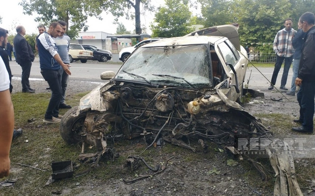 В Огузе автомобиль врезался в дерево и развалился на части