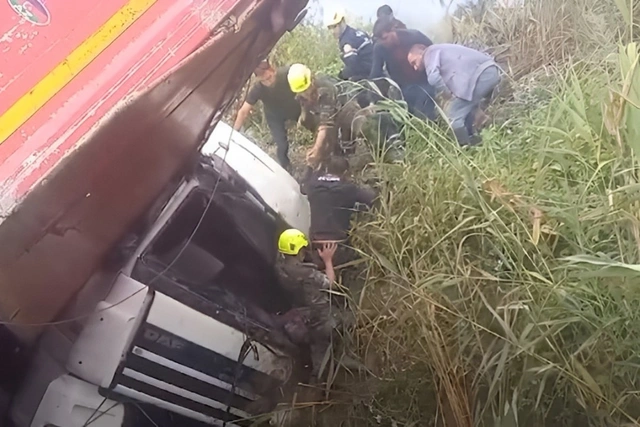 В Кюрдамирском районе сотрудники МЧС вызволили водителя из деформированного грузовика
