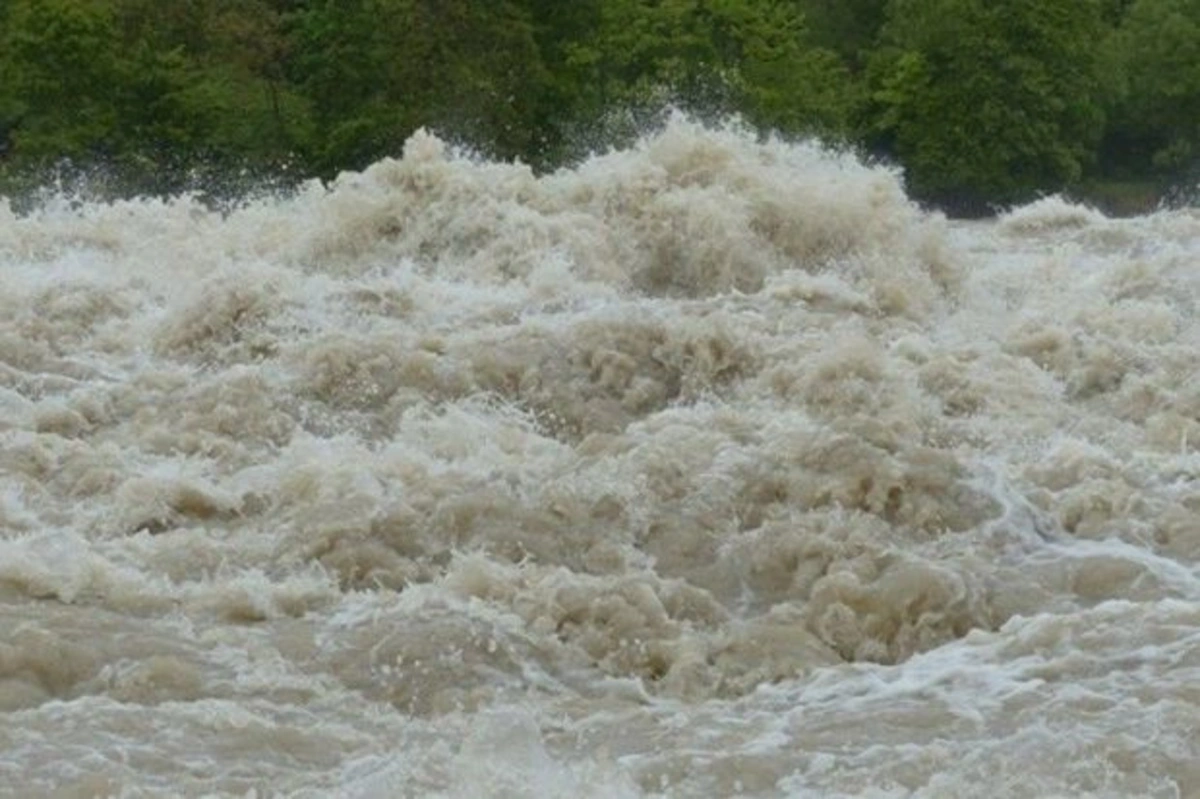 Проливные дожди вызвали резкий подъём уровня воды в реках Азербайджана