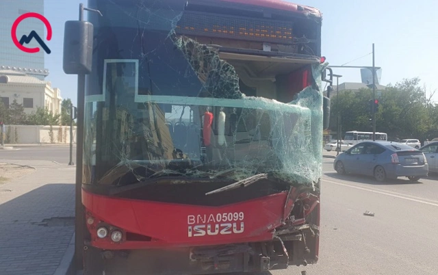 Bakıda iki avtobus toqquşdu: Xəsarət alanlar var