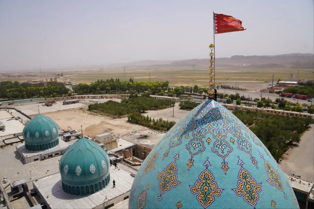 İranda məscidin üzərində qisas bayrağı qaldırılıb