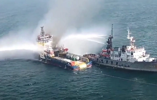 Bakı sularındakı gəmidə yanğın üç gündür davam edir