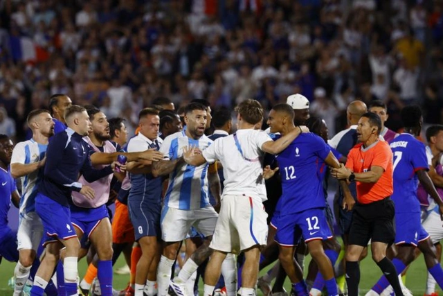 Футболисты сборных Франции и Аргентины подрались после матча на Олимпиаде