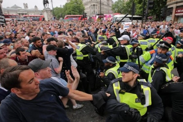 Массовые беспорядки охватили Великобританию: задержаны более 100 человек