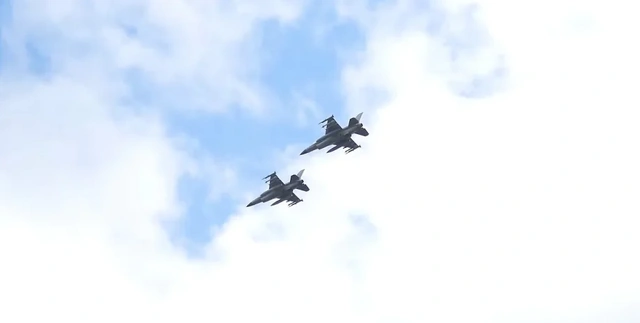 Первые кадры F-16 в небе Украины: Зеленский презентовал новые истребители