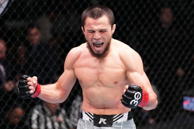 Умар Нурмагомедов победил Кори Сэндхагена в главном бою турнира UFC