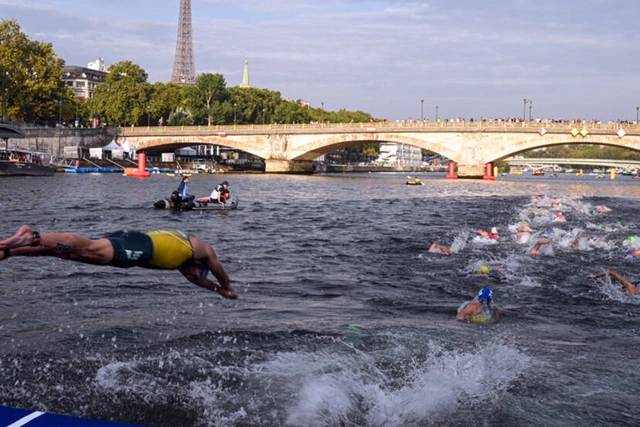 Олимпиада-2024 в Париже: грязная вода Сены вновь сорвала тренировку пловцов