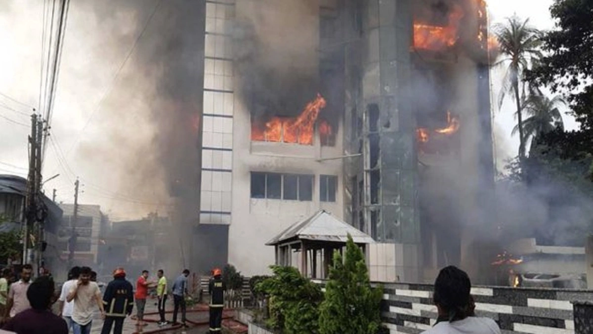 Banqladeşdə hotel yandırıldı: 18 ölü, 150-dən çox yaralı