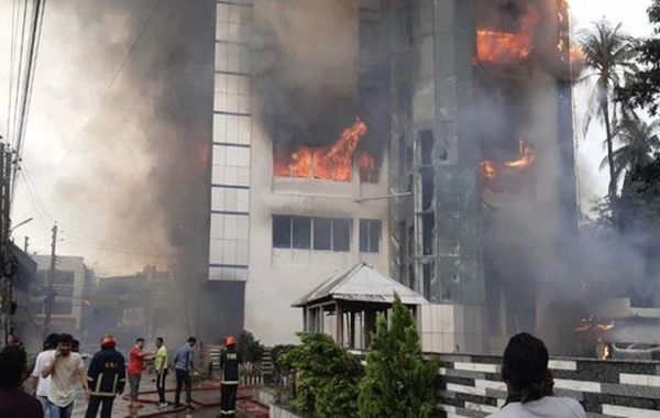 Banqladeşdə hotel yandırıldı: 18 ölü, 150-dən çox yaralı