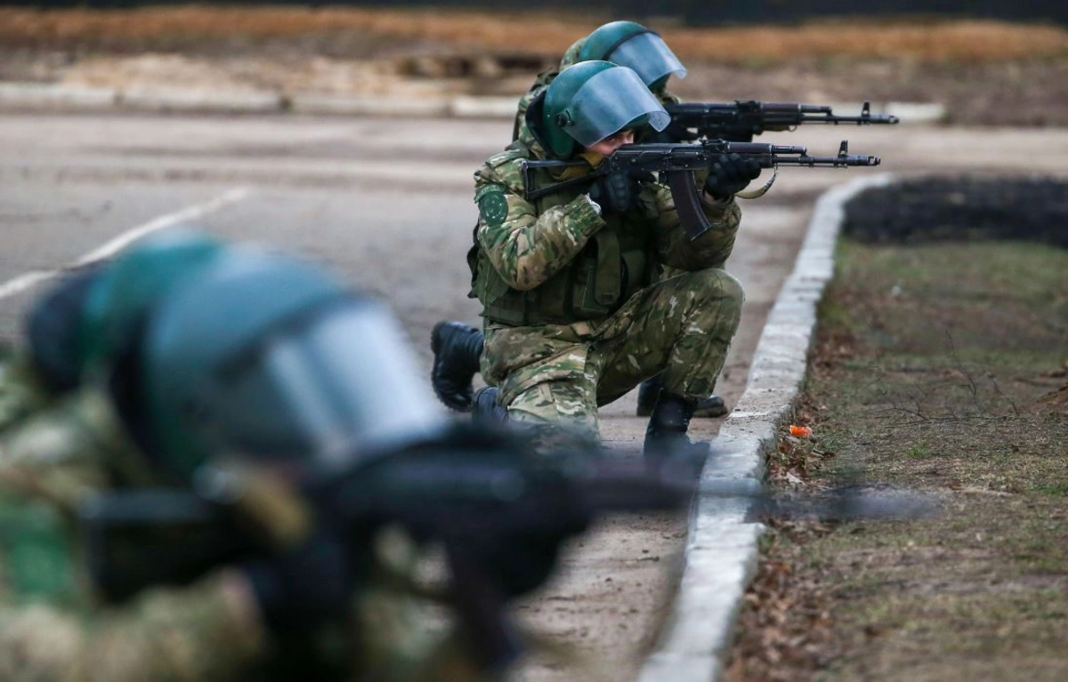 Lukaşenko Belarus ordusuna Ukrayna ilə sərhədə yerləşmək barədə göstəriş verib