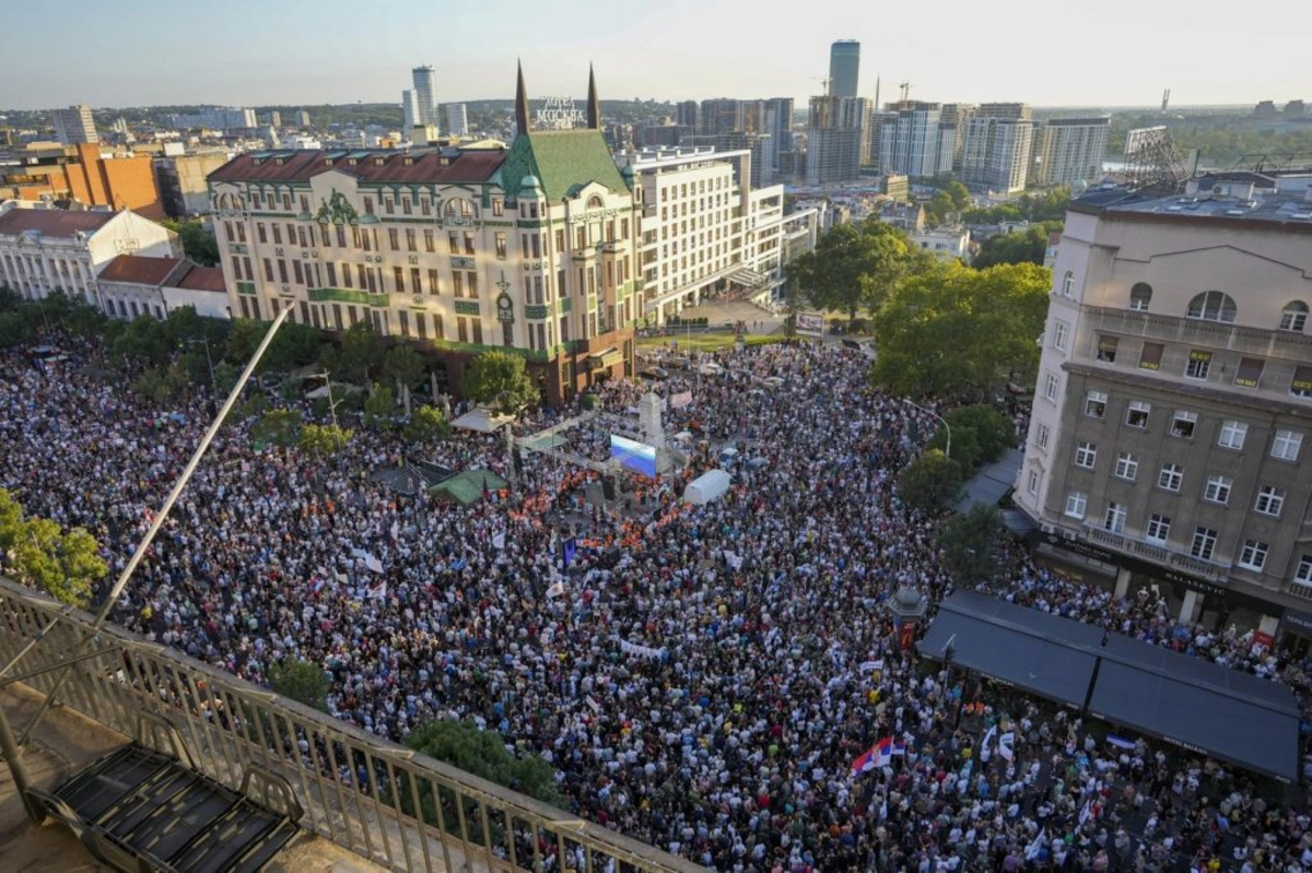 В центре Белграда протестующие перекрыли движение