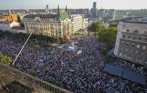 В центре Белграда протестующие перекрыли движение