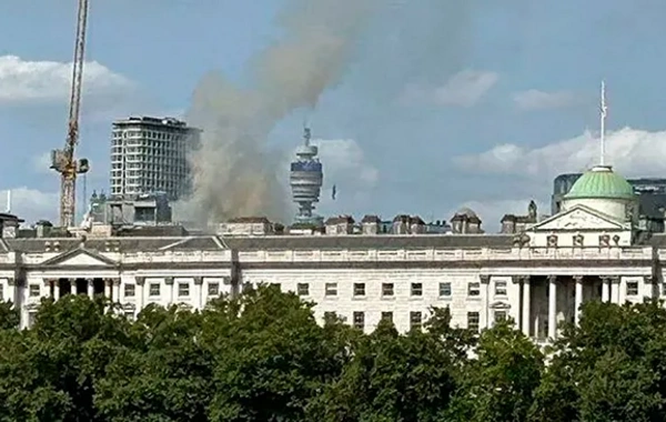 Londonun mərkəzində tarixi binada yanğın: 100-dən artıq yanğınsöndürən hadisə yerində