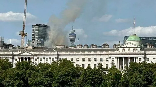 Londonun mərkəzində tarixi binada yanğın: 100-dən artıq yanğınsöndürən hadisə yerində