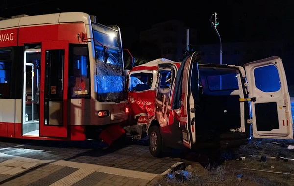 Almaniya klubunun azarkeşlərinin mikroavtobusu tramvayla toqquşub, beş nəfər ağır yaralanıb