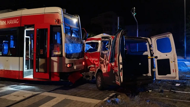 Almaniya klubunun azarkeşlərinin mikroavtobusu tramvayla toqquşub, beş nəfər ağır yaralanıb