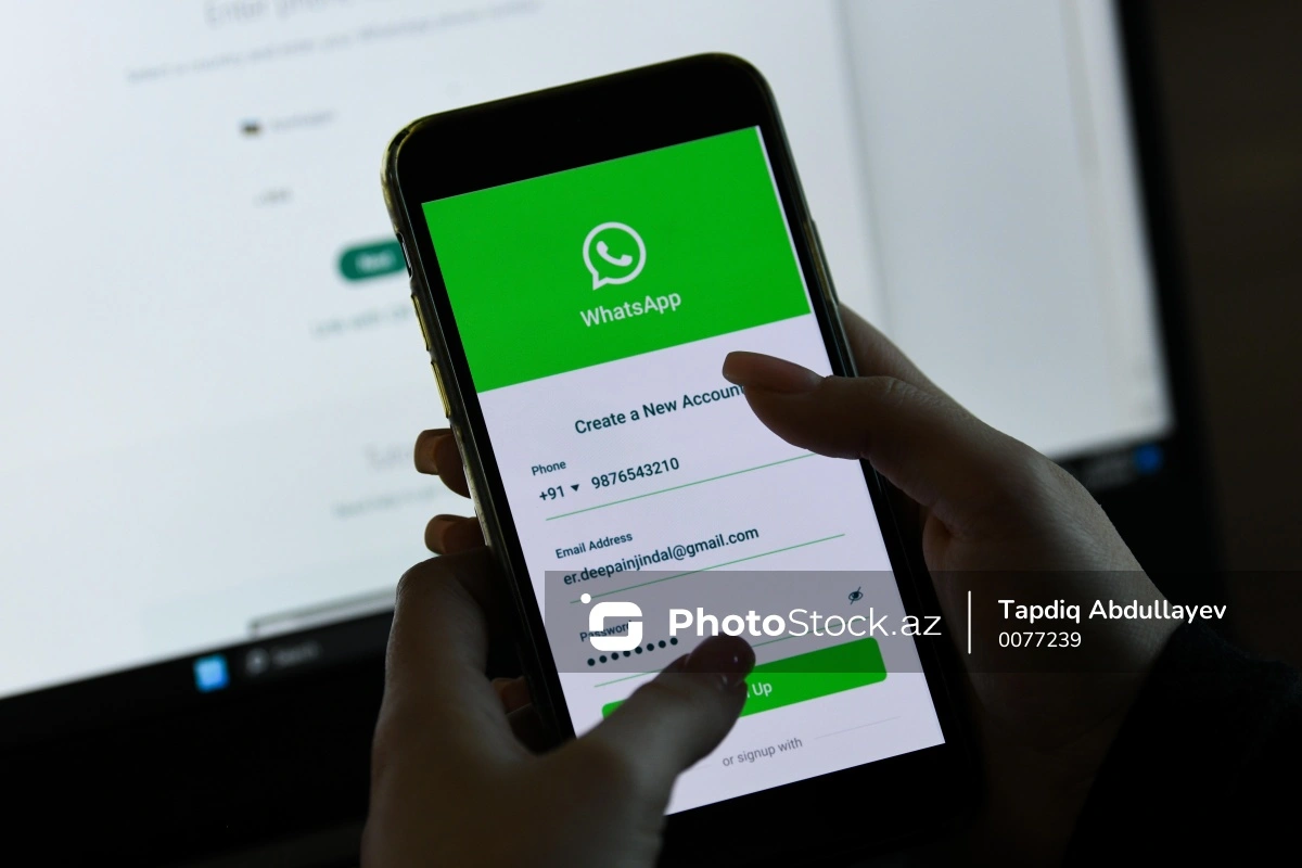 "WhatsApp"da müdirinin şəklinin üstünə təhqir yazıb paylaşdı: Cəzalandırıldı