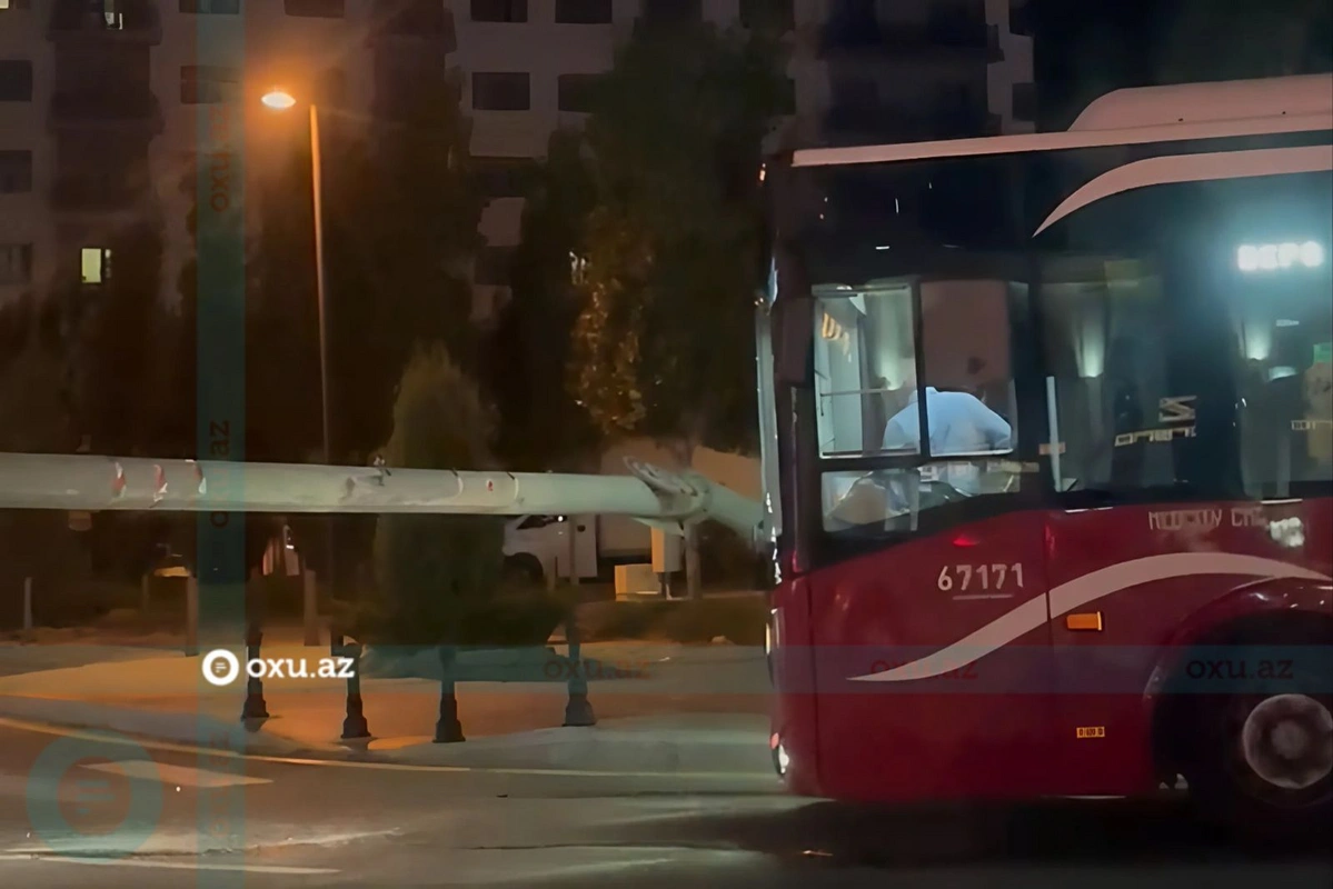 Bakıda qəza: "BakuBus" dəmir maneəyə çırpıldı