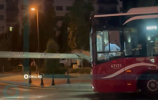 Bakıda qəza: "BakuBus" dəmir maneəyə çırpıldı