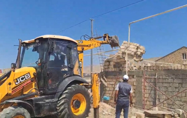 Abşeronda qanunsuz tikili sökülüb