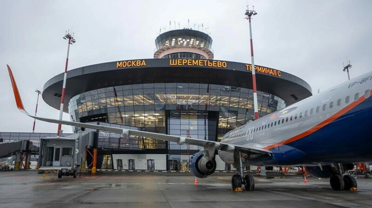 В московском аэропорту мужчина порезал себе горло и спрыгнул с верхнего этажа