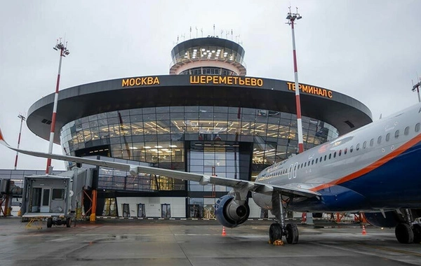 В московском аэропорту мужчина порезал себе горло и спрыгнул с верхнего этажа