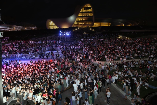 Heydər Əliyev Mərkəzinin parkında "Yay Festivalı"nın bağlanış konserti keçirilib