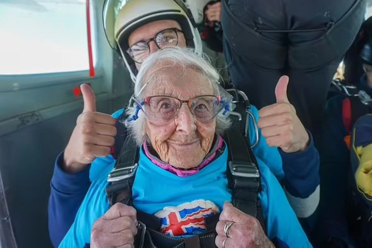 102-летняя британка совершила прыжок с парашютом ради благотворительности