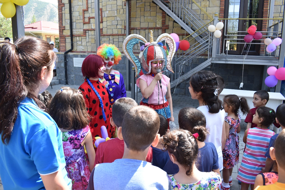 Heydər Əliyev Fondu Şəkidə xüsusi qayğıya ehtiyacı olan uşaqları sevindirdi