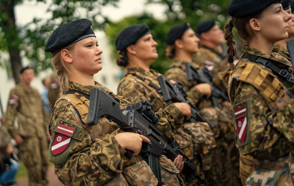 Латвия может ввести обязательную военную службу для женщин