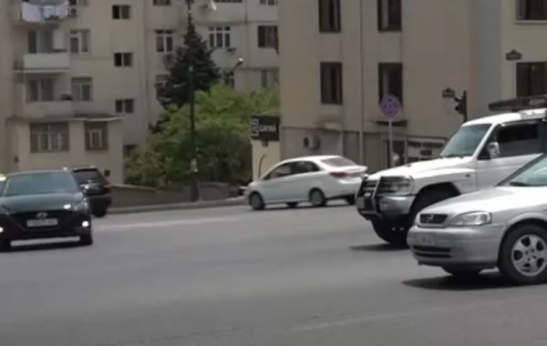 На одной из центральных улиц Баку в любой момент может произойти авария