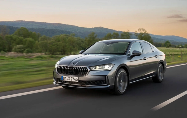 Представлены роскошная и спортивная комплектации новой Skoda Superb