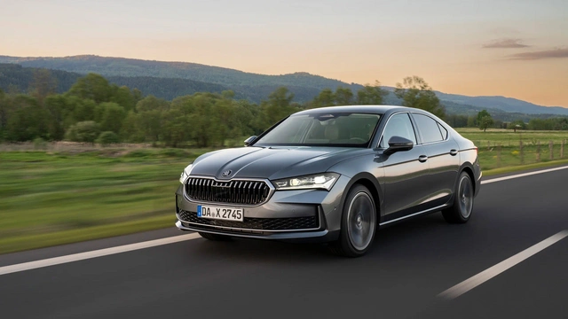 Представлены роскошная и спортивная комплектации новой Skoda Superb