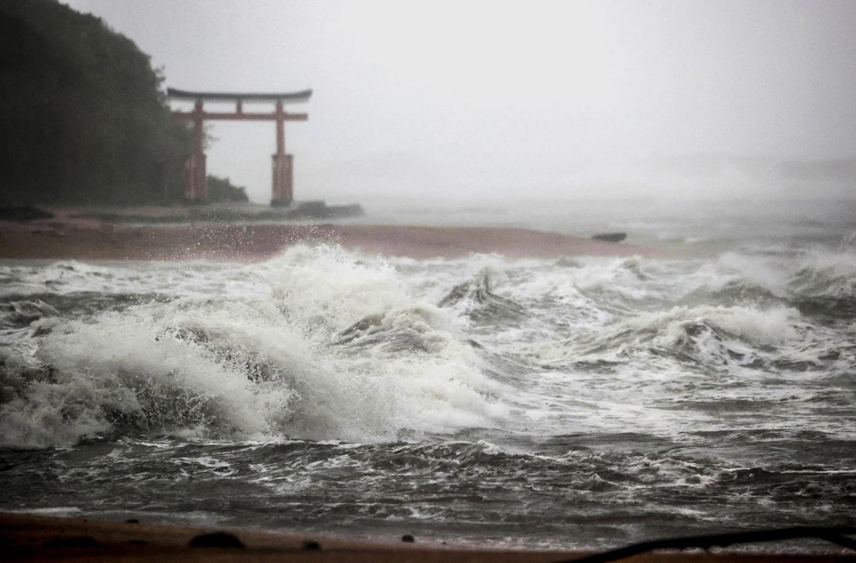 Japonya"da Shanshan Tayfunu alarmı: En az 192 uçuş iptal edildi