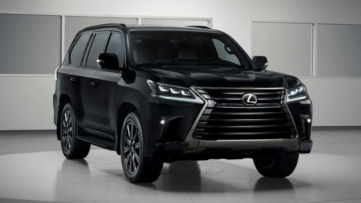 Lexus за 22 млн рублей угнали из дилерского центра в Санкт-Петербурге