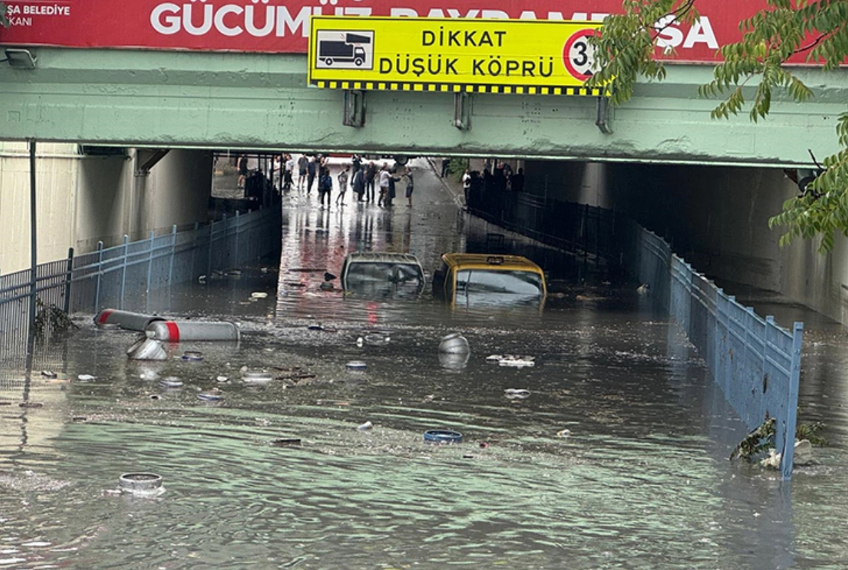 İstanbulda güclü leysan: Şəhər su altında qaldı