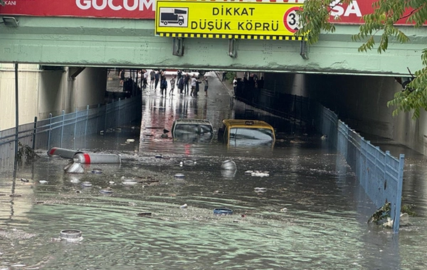 İstanbulda güclü leysan: Şəhər su altında qaldı