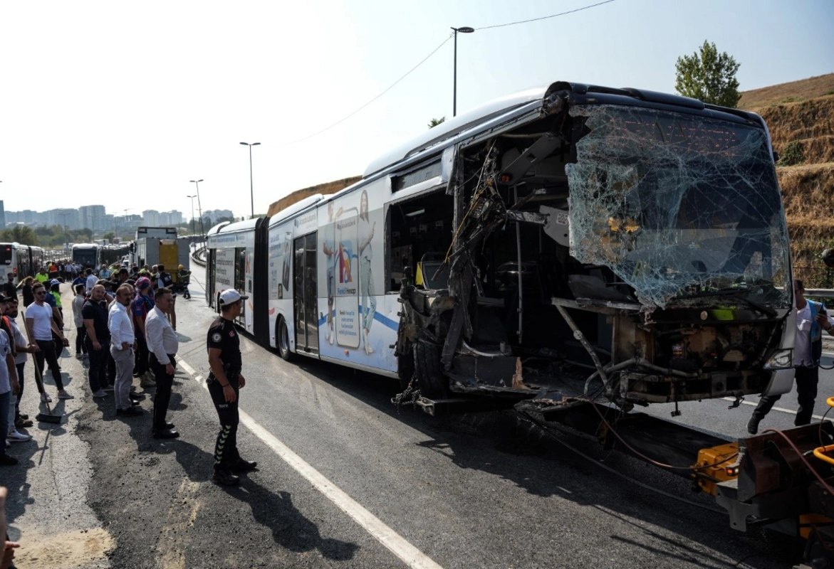 İstanbul'da iki metrobüs yol bakım çalışması nedeniyle çarpıştı: 1 ölü, 53 yaralı