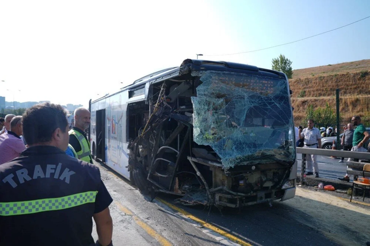 İstanbulda metrobus qəzası baş verib, ölən və xəsarət alanlar var