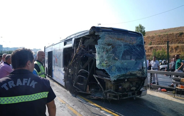 İstanbulda metrobus qəzası baş verib, ölən və xəsarət alanlar var