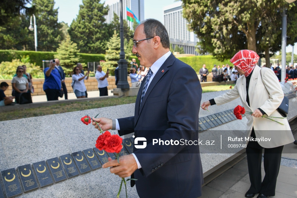 Cahit Bağçı Bakıdakı "Türk Şəhidliyi" abidəsini ziyarət edib