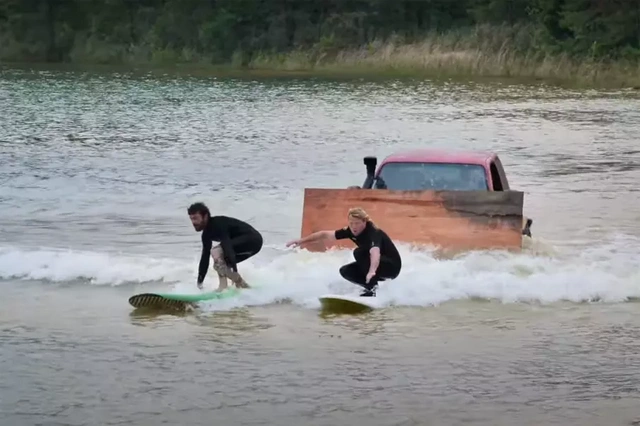 Toyota Tacoma превратили в машину по созданию волн для серфинга