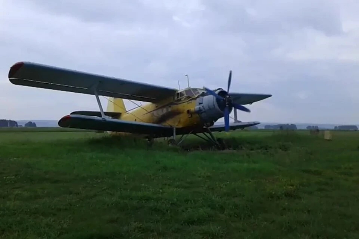 В России самолет Ан-2 совершил жесткую посадку