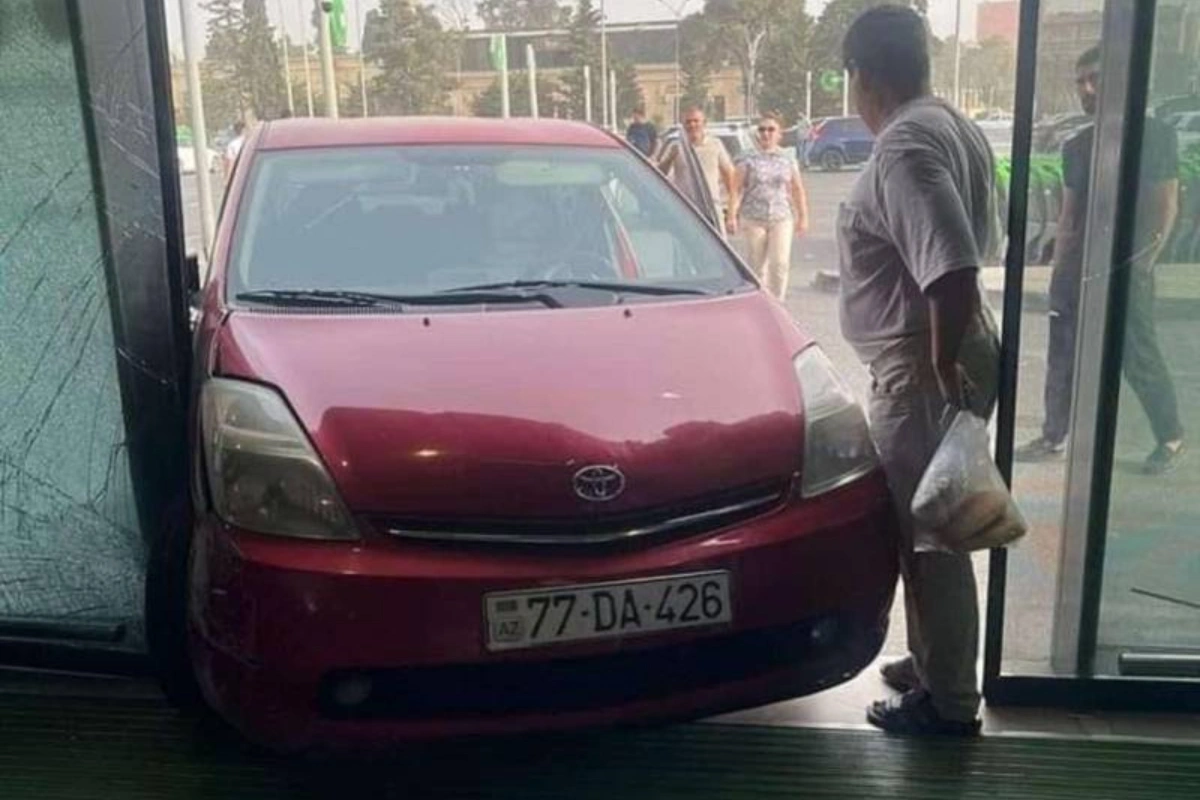 В Баку пытавшийся скрыться с места ДТП Prius врезался в магазин