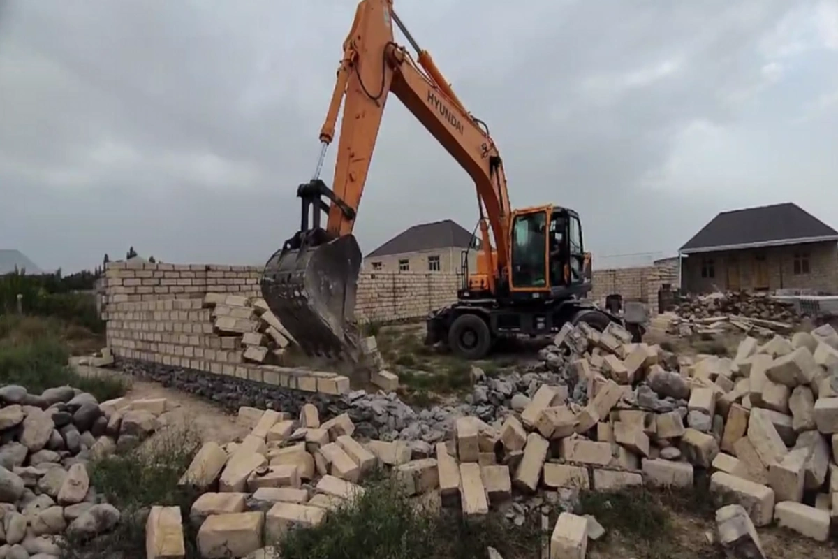 Göygöldə Qanunsuz Tikinti Söküldü: FHN Qanunlara Uyğun Tədbirlər Görməyə Davam Edir